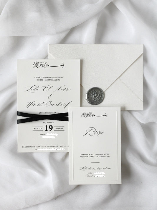Faire-part de mariage personnalisé Collection SIGNATURE avec enveloppe blanche, cachet de cire, invitation ornée d'un ruban noir croisé et carte RSVP à contour embossé en option.