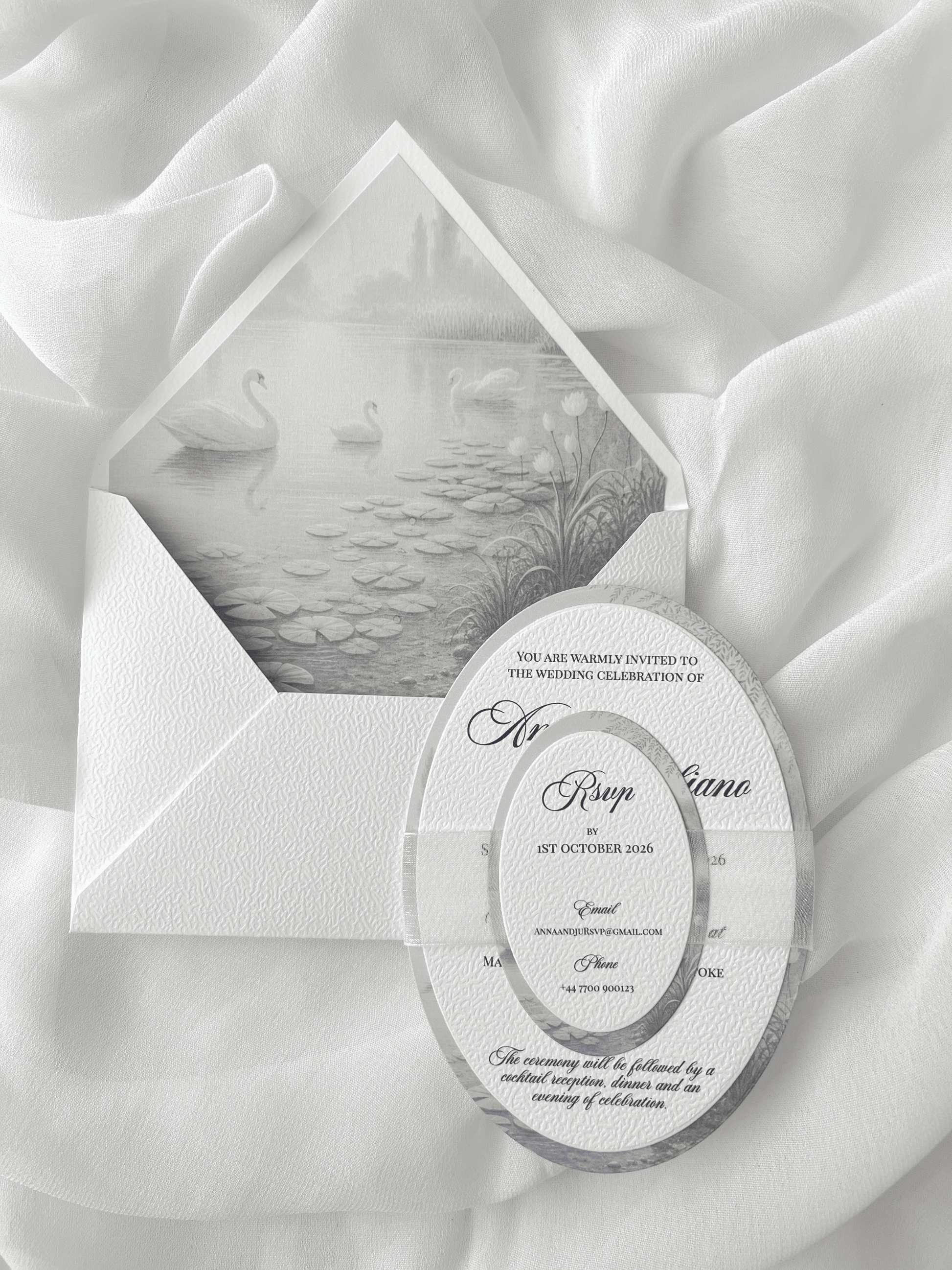 Faire-part de mariage personnalisé SWAN avec invitation ovale, enveloppe blanche et liner intérieur motif cygne.