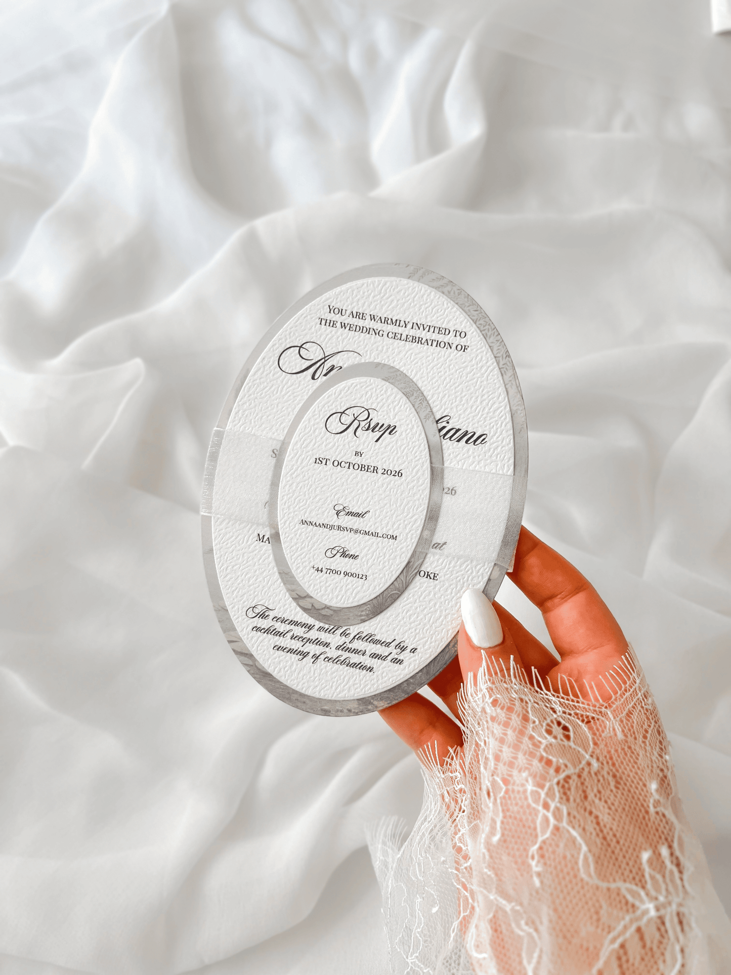 Faire-part de mariage personnalisé SWAN avec invitation ovale, enveloppe blanche et liner intérieur motif cygne.