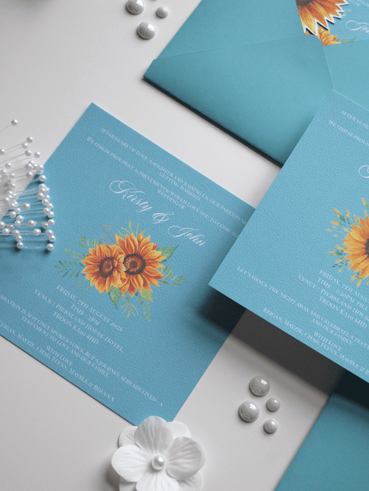 Faire-part de mariage personnalisé Collection TOURNESOL avec enveloppe bleu turquoise, liner bleu, invitation carrée à motif tournesol et carte RSVP assortie.