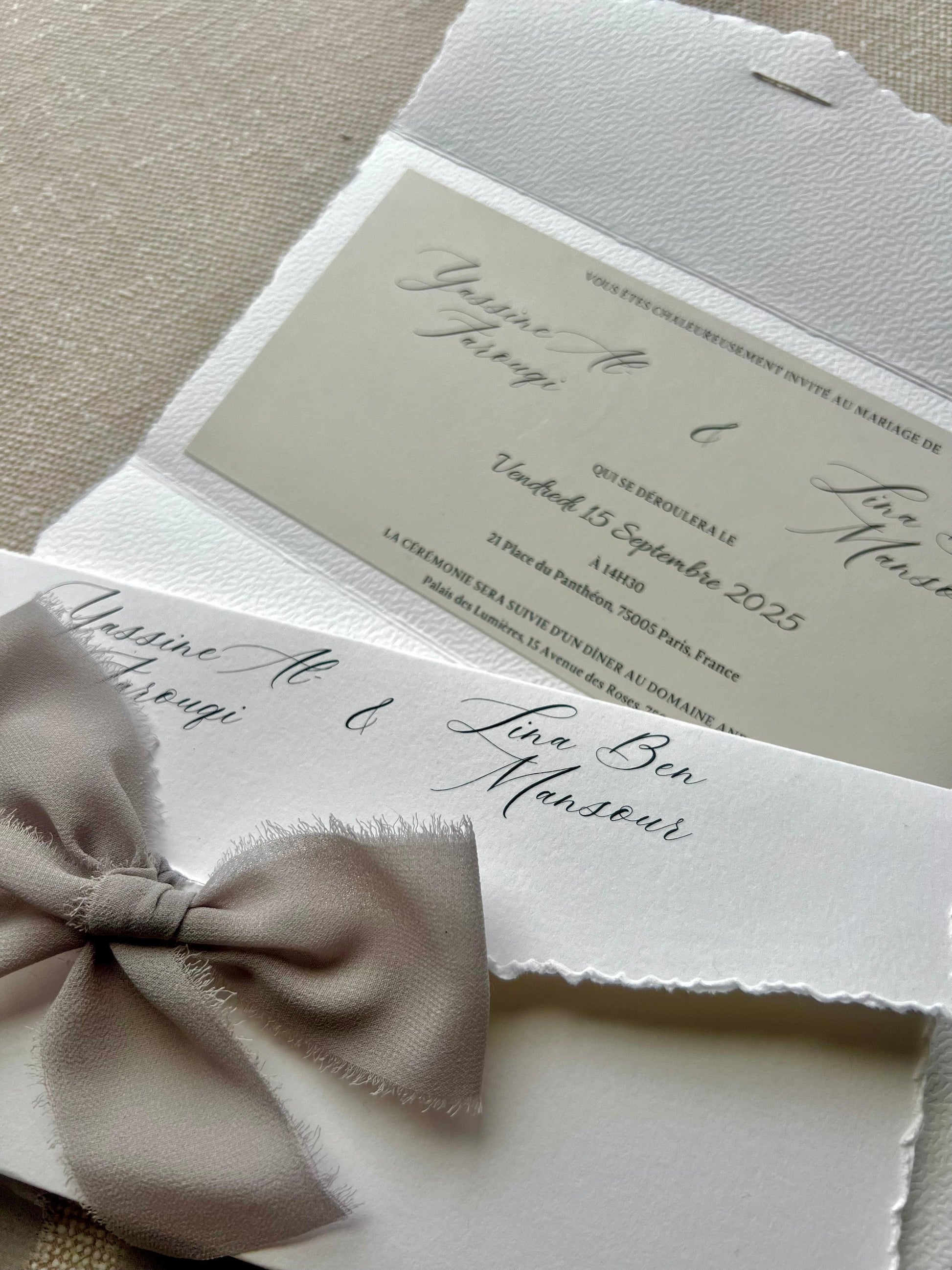 Faire-part de mariage personnalisé Collection SARAH avec enveloppe blanche effet déchiré à trois volets, invitation intégrée coloris grège et fermeture au choix par ruban ou cachet de cire.