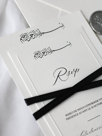 Faire-part de mariage personnalisé Collection SIGNATURE avec enveloppe blanche, cachet de cire, invitation ornée d'un ruban noir croisé et carte RSVP à contour embossé en option.