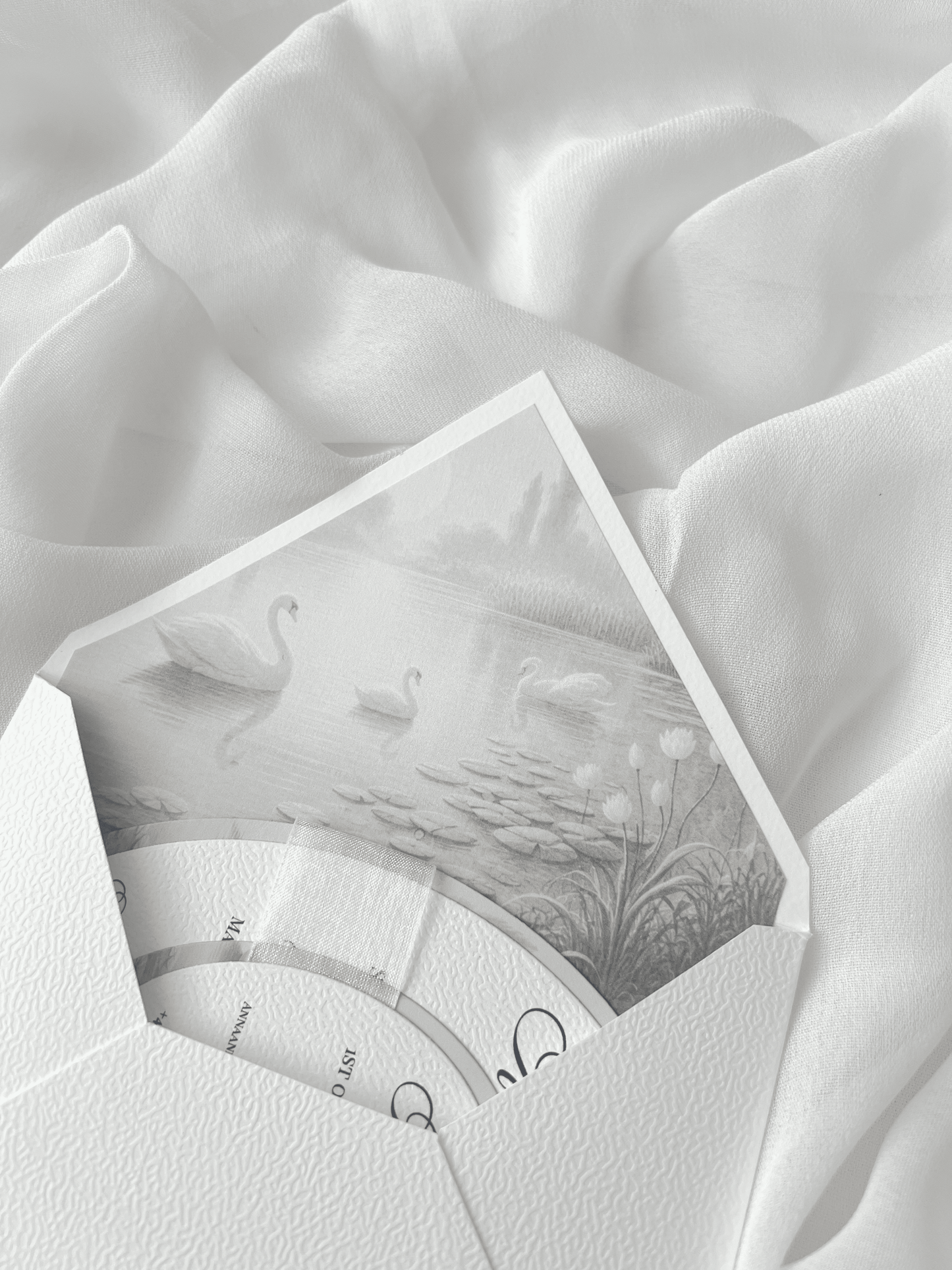 Faire-part de mariage personnalisé SWAN avec invitation ovale, enveloppe blanche et liner intérieur motif cygne.