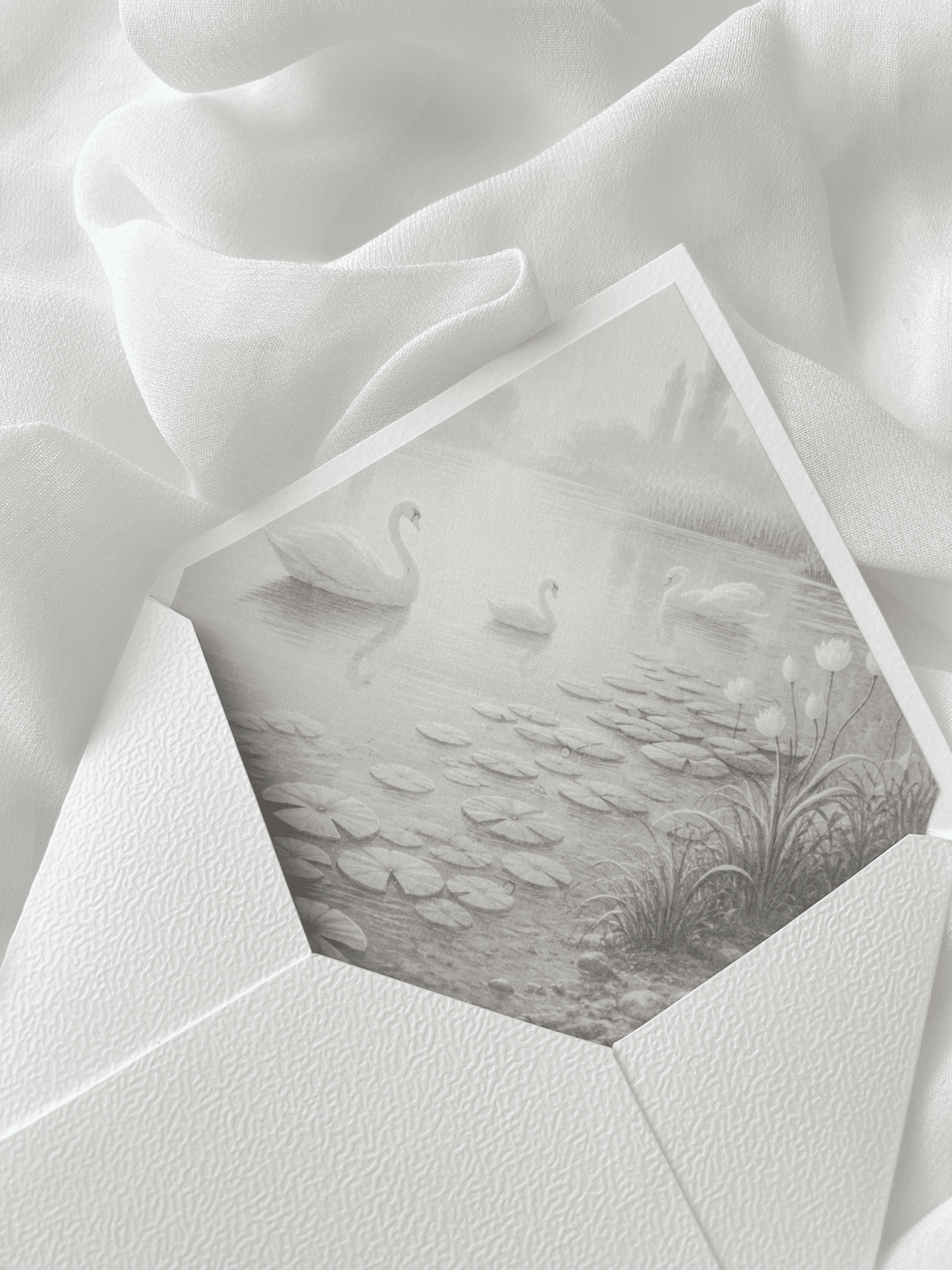Faire-part de mariage personnalisé SWAN avec invitation ovale, enveloppe blanche et liner intérieur motif cygne.
