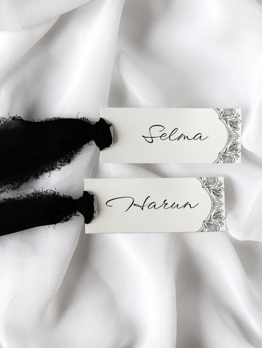 Marque-place de mariage personnalisé Collection AURORE au format 10 × 4 cm avec élégante bordure florale, disponible avec ou sans ruban ou gland.