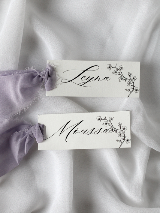 Marque-place de mariage personnalisé Collection COVEY au format 10 × 4 cm avec délicat motif de fleurs de cerisier, disponible avec ou sans ruban ou gland.