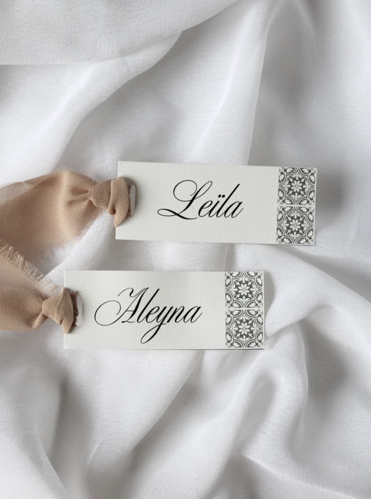 Marque-place de mariage personnalisé Collection IZNIK au format 10 × 4 cm avec motif de carreaux inspiré des céramiques d'Iznik sur l'extrémité, disponible avec ou sans ruban ou gland.