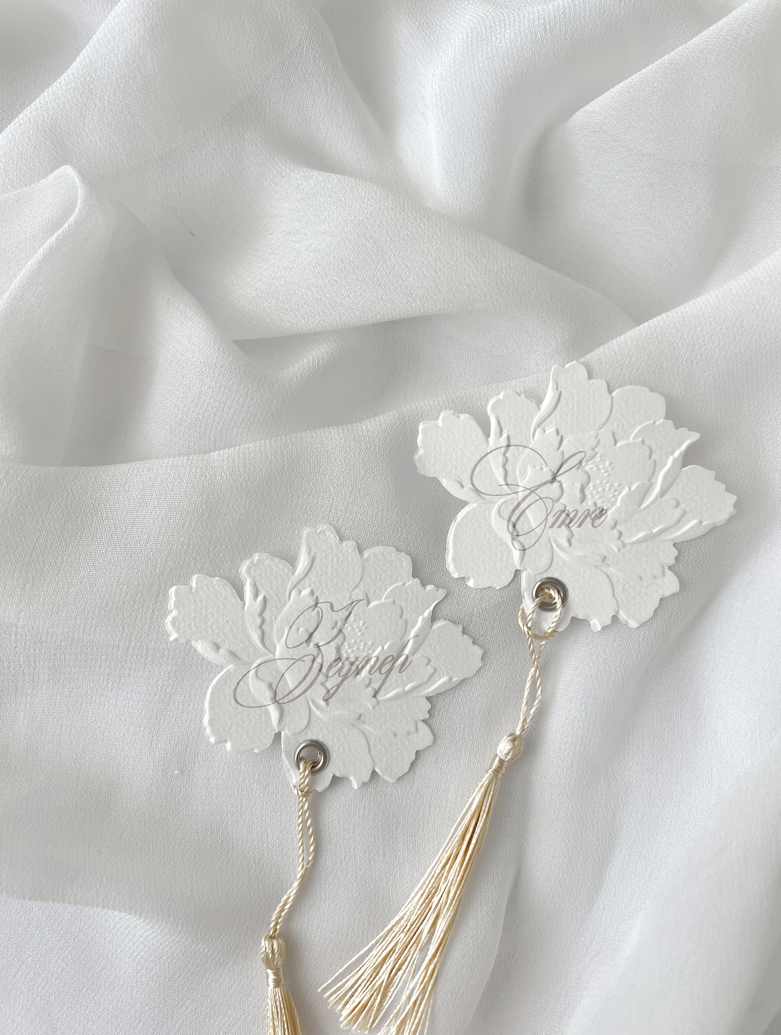 Marque-place de mariage personnalisé Collection PEONY en forme de pivoine avec découpe Die-Cut, embossage et prénom personnalisé imprimé, disponible avec ou sans ruban ou gland.