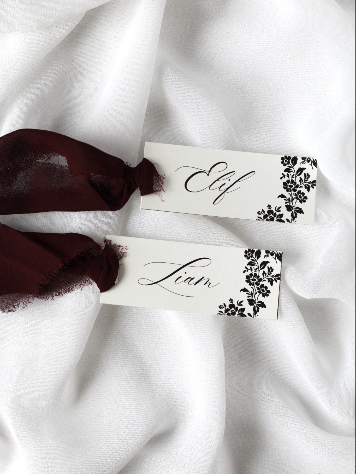 Marque-place de mariage personnalisé Collection SULTANE au format 10 × 4 cm avec élégant motif floral, disponible avec ou sans ruban ou gland.