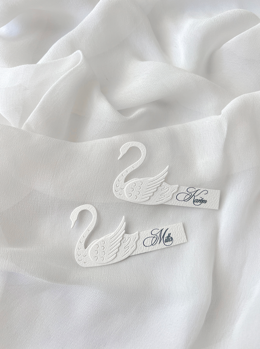 Marque-place de mariage personnalisé Collection SWAN en forme de cygne avec découpe Die-Cut, ailes en relief et carte prénom personnalisée.