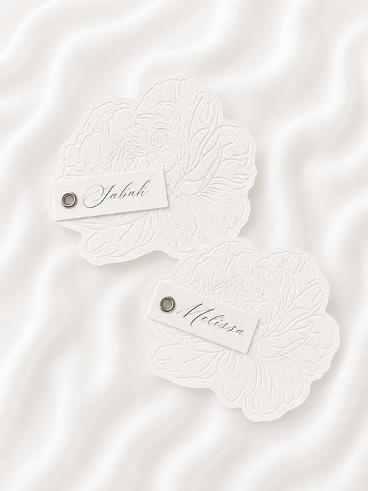 Marque-place personnalisé en forme de pivoine avec découpe Die-Cut, prénom embossé et œillet décoratif.