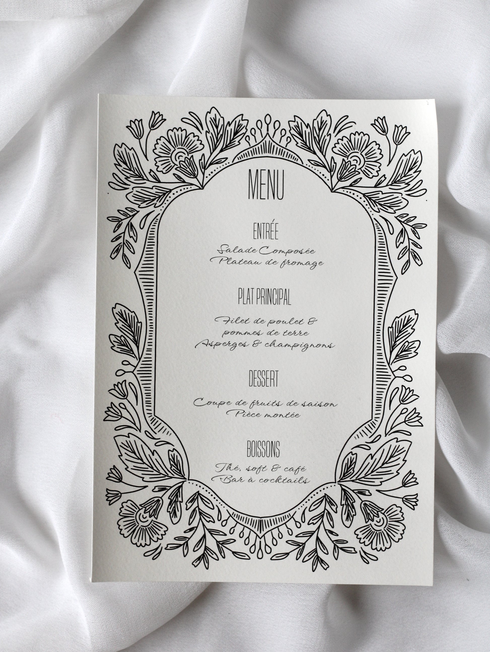 Menu de mariage personnalisé Collection AURORE au format rectangulaire avec un élégant cadre composé d'ornements floraux.