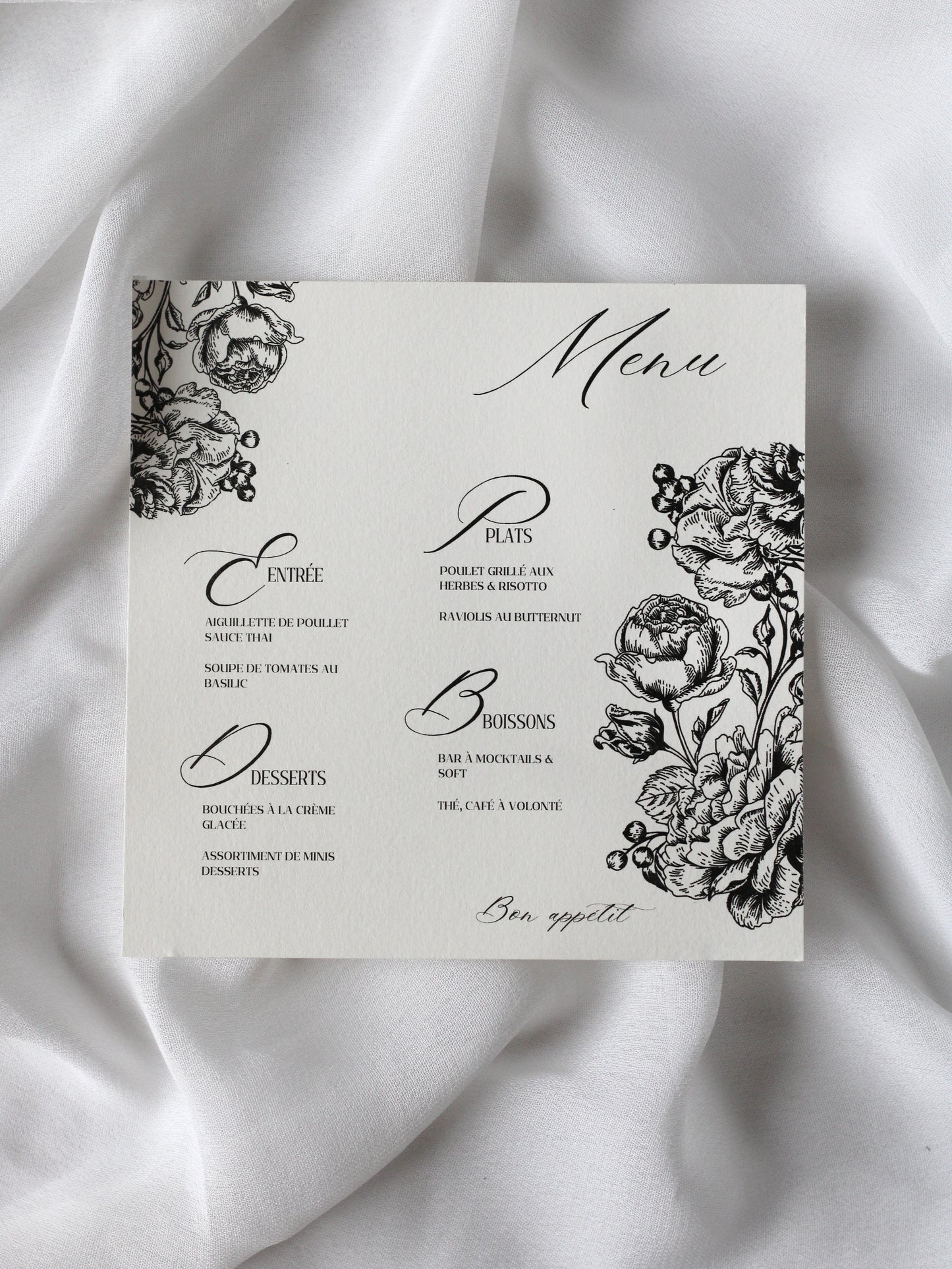 Menu de mariage personnalisé Collection CAMELIA au format carré avec un élégant motif floral de pivoines.