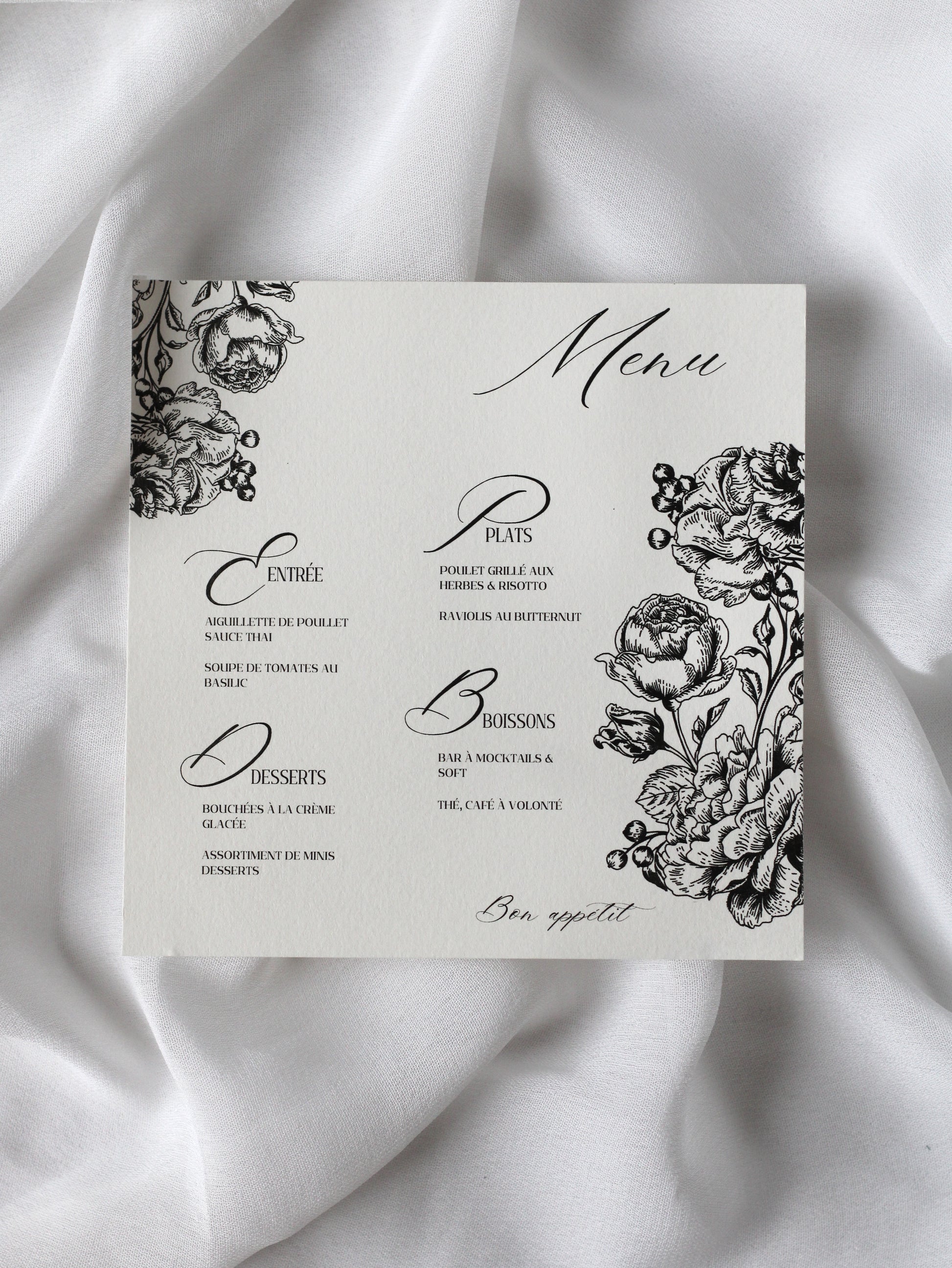 Menu de mariage personnalisé Collection CAMELIA au format carré avec un élégant motif floral de pivoines.