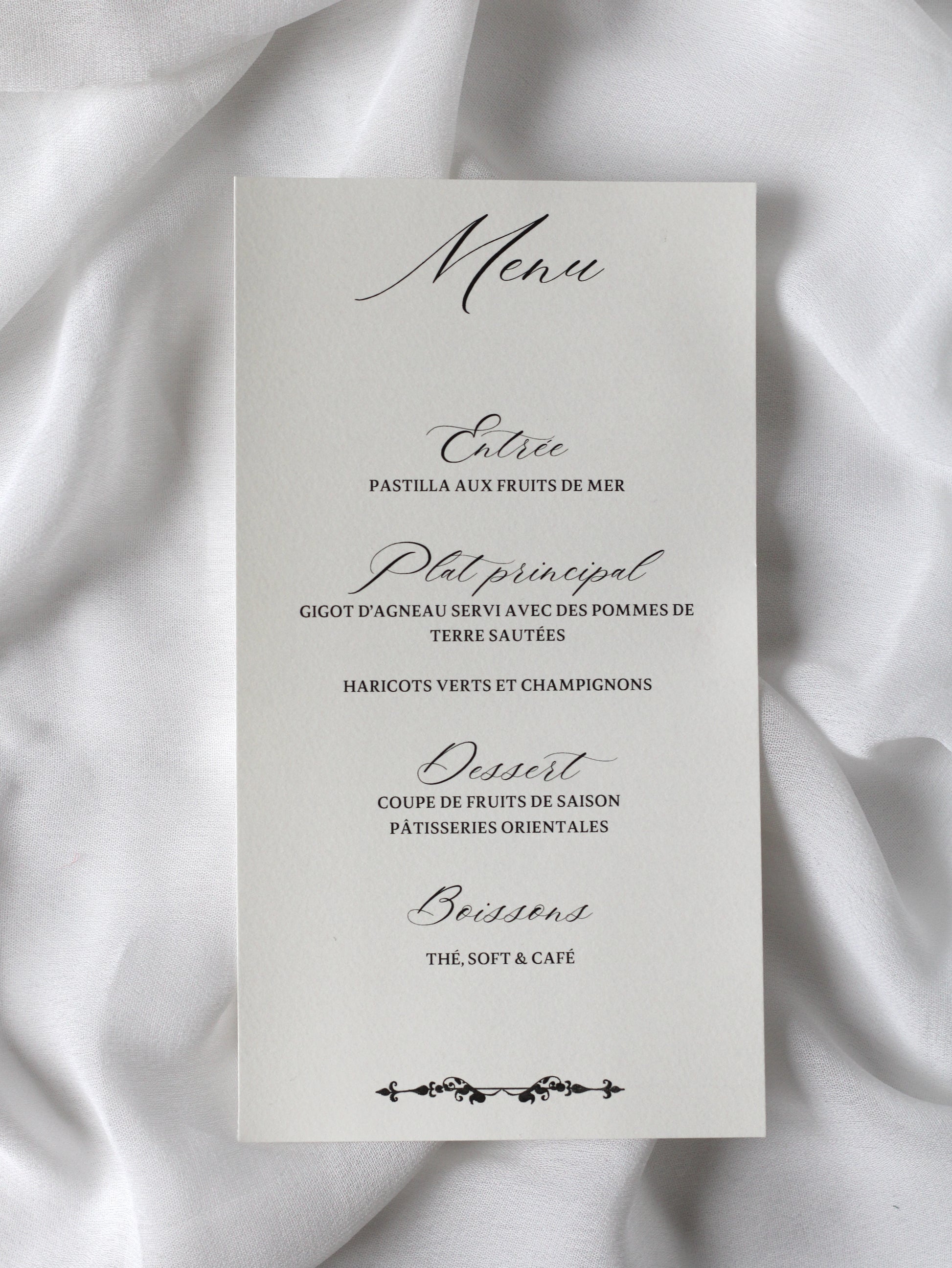 Menu de mariage personnalisé Collection CHARLOTTE au format rectangulaire avec design blanc épuré et petit motif décoratif en partie inférieure.