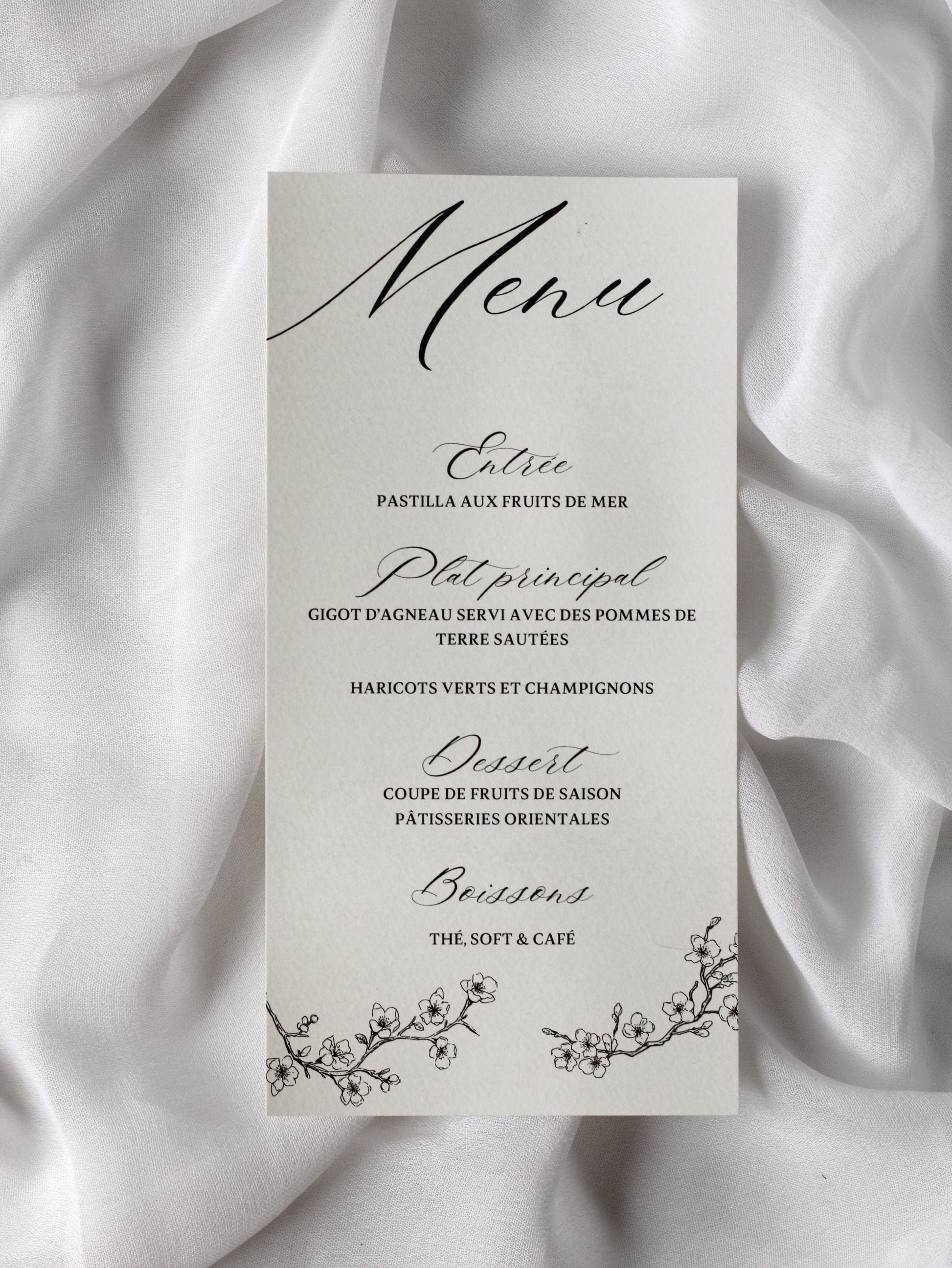 Menu de mariage personnalisé Collection COVEY au format rectangulaire orné d'un délicat motif de fleurs de cerisier.