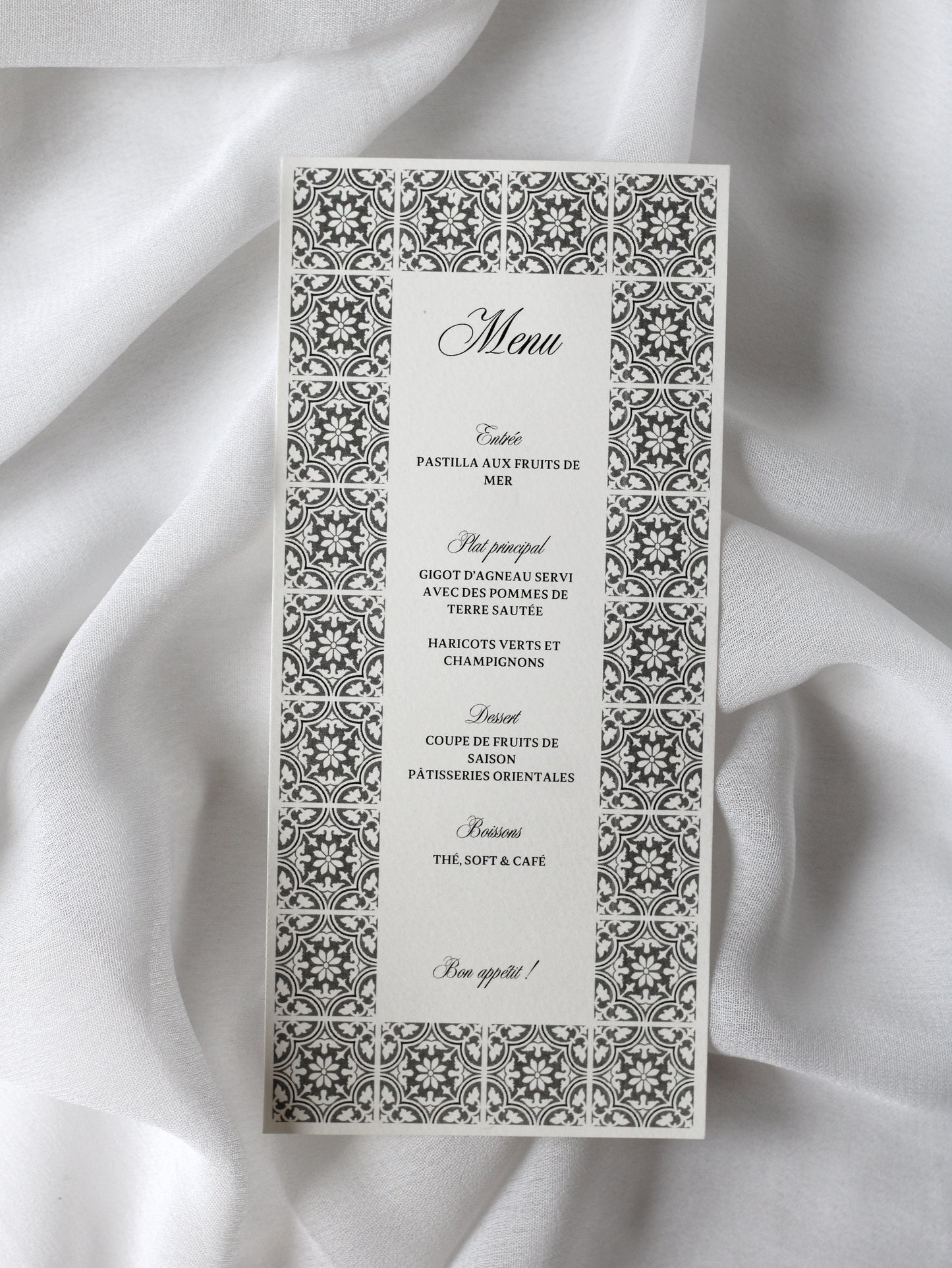 Menu de mariage personnalisé Collection IZNIK au format rectangulaire avec contour inspiré des célèbres motifs des carreaux d'Iznik.