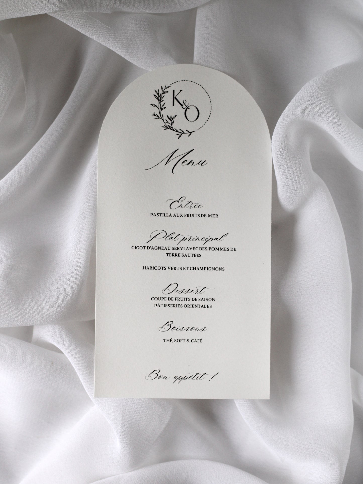 Menu de mariage personnalisé Collection NACRE au format rectangulaire avec découpe en arche et monogramme personnalisé.