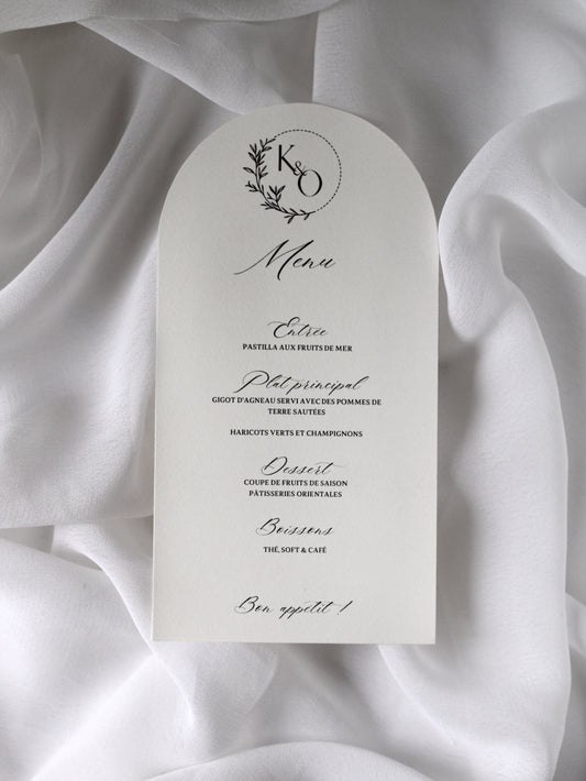 Menu de mariage personnalisé Collection NACRE au format rectangulaire avec découpe en arche et monogramme personnalisé.