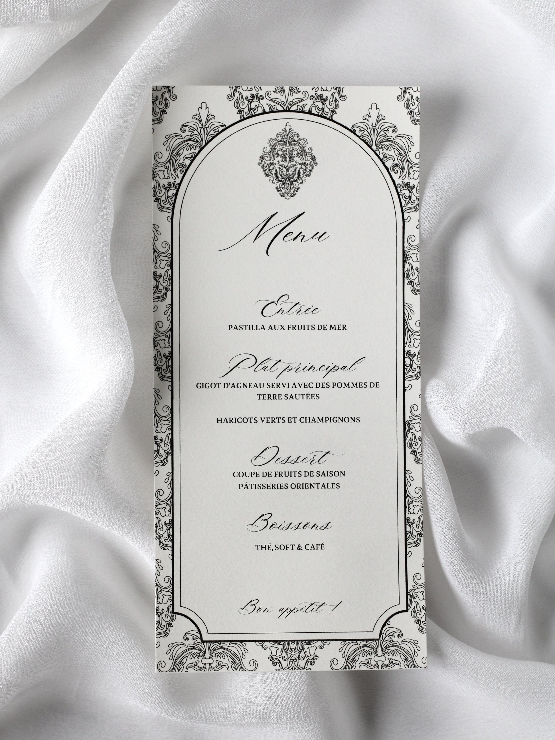 Menu de mariage personnalisé Collection PALAZZO au format rectangulaire avec découpe en arche et motifs baroques.