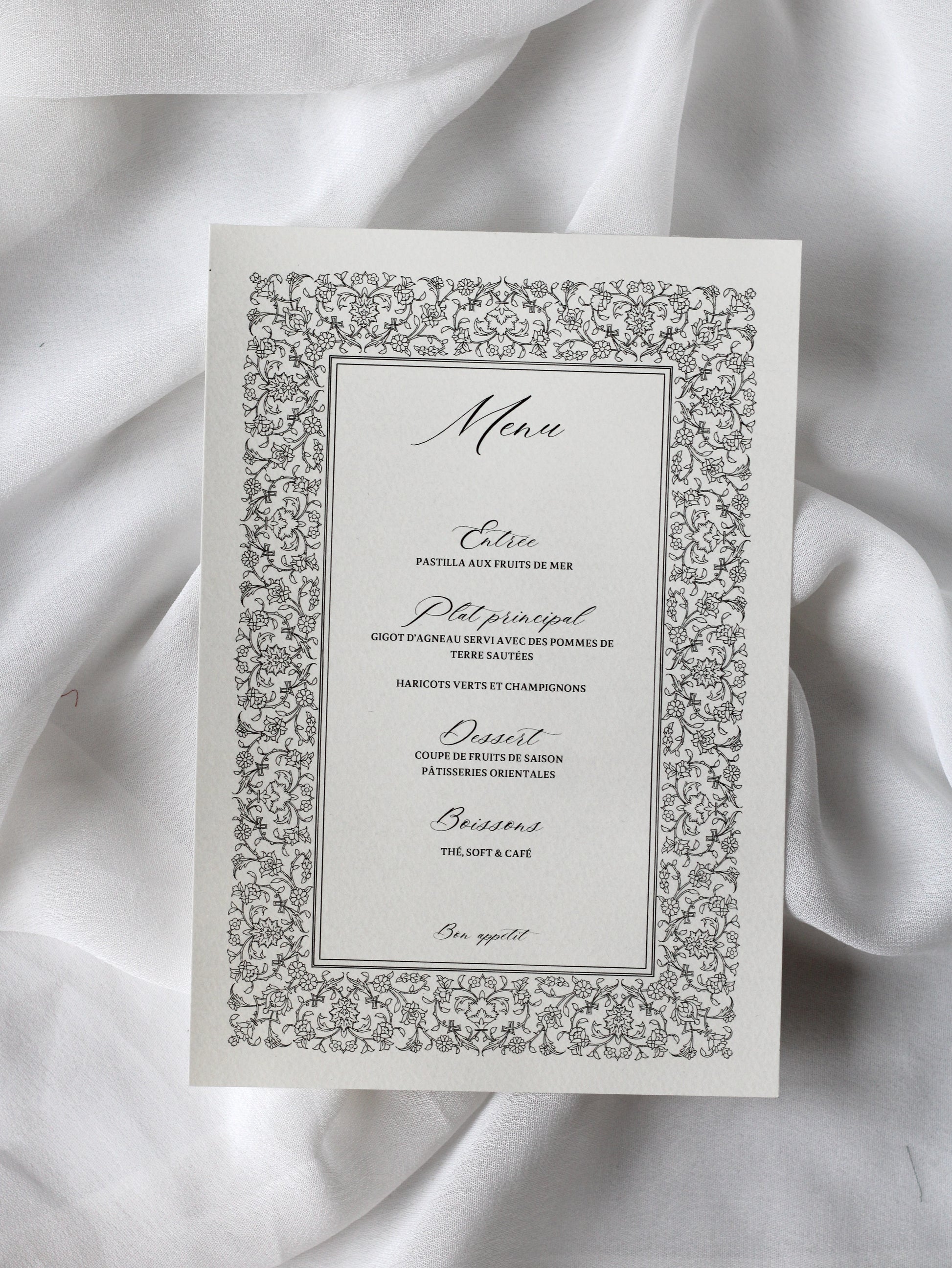 Menu de mariage personnalisé Collection ZENITH au format rectangulaire avec contour floral d'inspiration orientale rappelant les ornements architecturaux des mosquées.