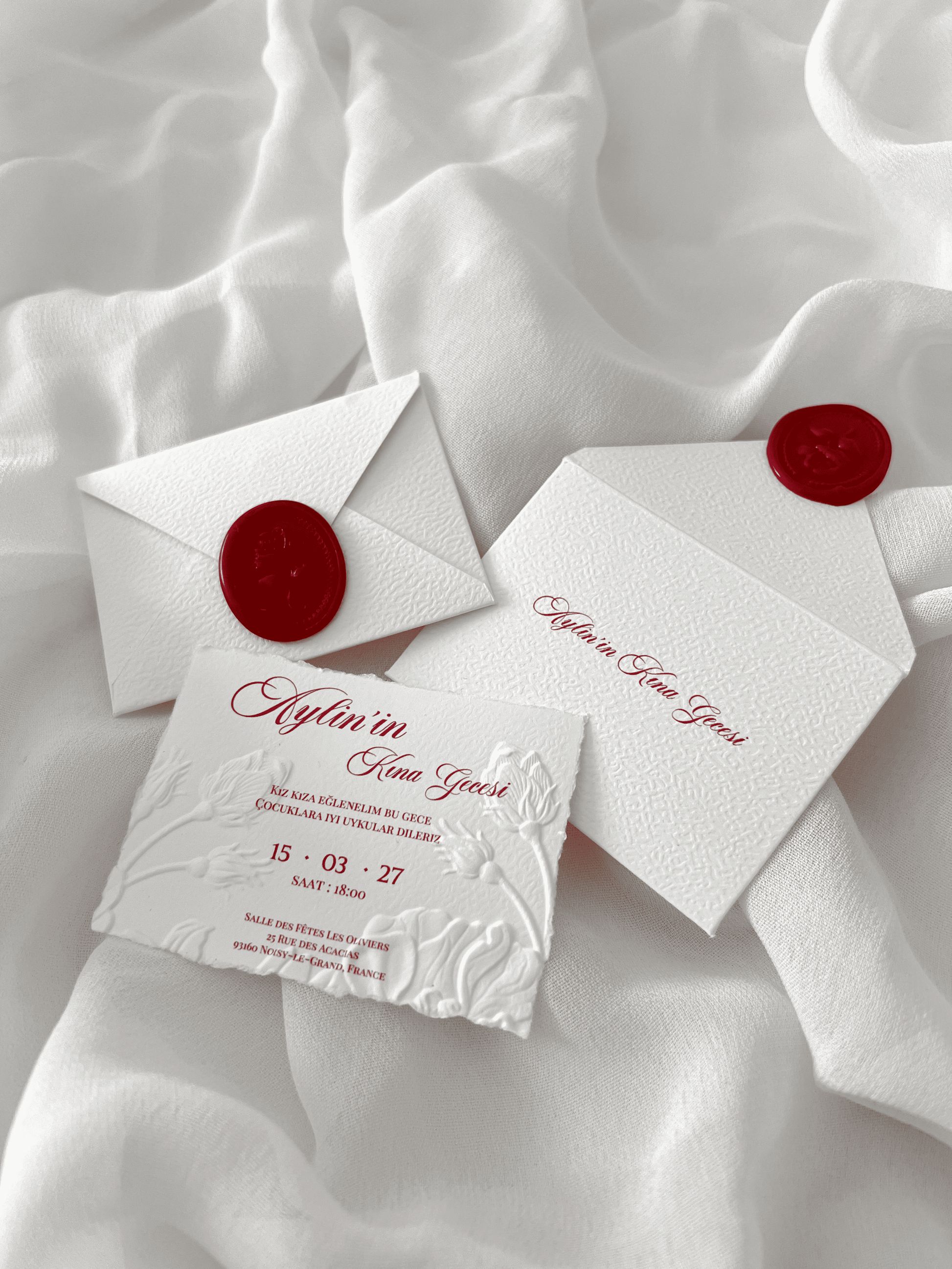 Mini invitation personnalisée Collection BLOSSOM avec enveloppe blanche, cachet de cire, carte effet déchiré et embossage floral.